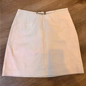 Luca Luca white 100 leather mini skirt with silver belt detailing - size 8